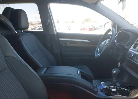 2019 Toyota Highlander Le Plus z USA, uszkodzony, nr VIN 5TDBZRFH0KS991569